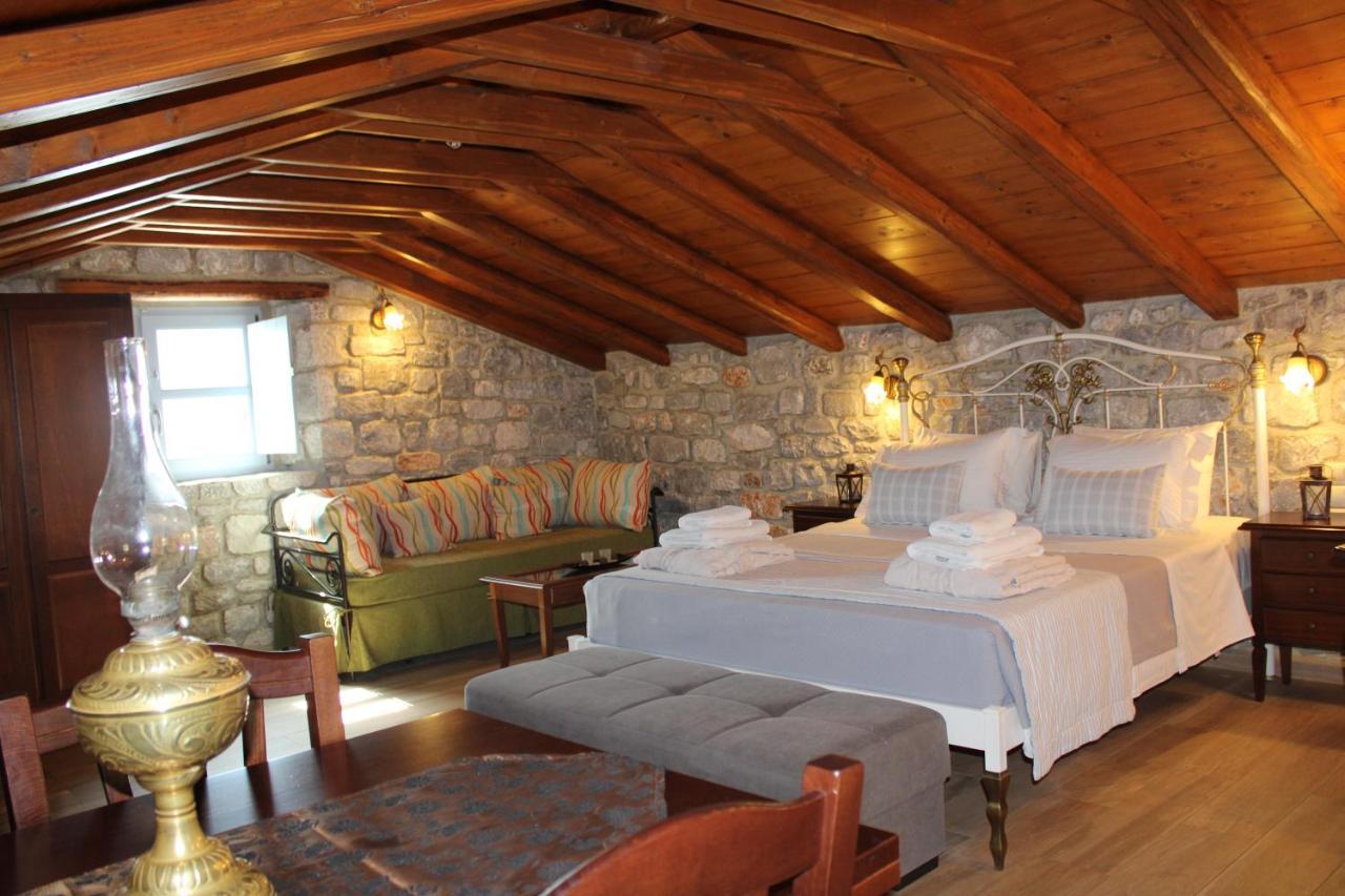 Εn Plo Luxury Suites Karavostasi  Exterior photo