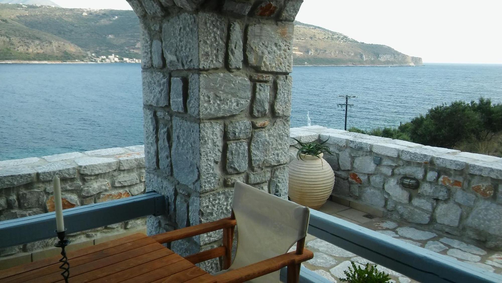 Εn Plo Luxury Suites Karavostasi  Room photo